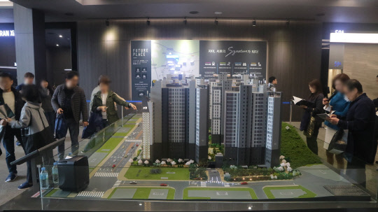 방배그랑자이가 올해 서울 분양단지로는 처음으로 평당 4500만원이 넘는 분양가로 분양을 시작한다. 사진은 방배그랑자이 견본주택에 마련된 단지 모형도. <이상현 기자>